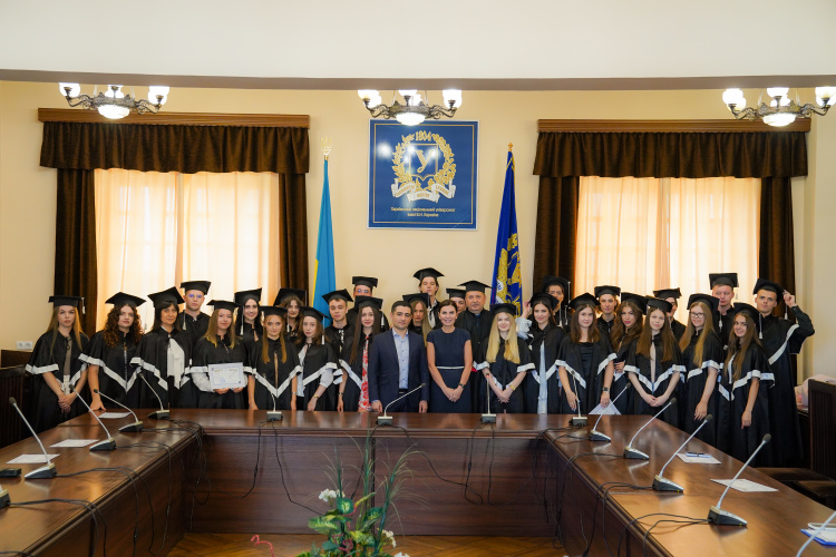 31 липня в Каразінському університеті відбулася урочиста церемонія вручення дипломів випускникам бакалавріату юридичного факультету.